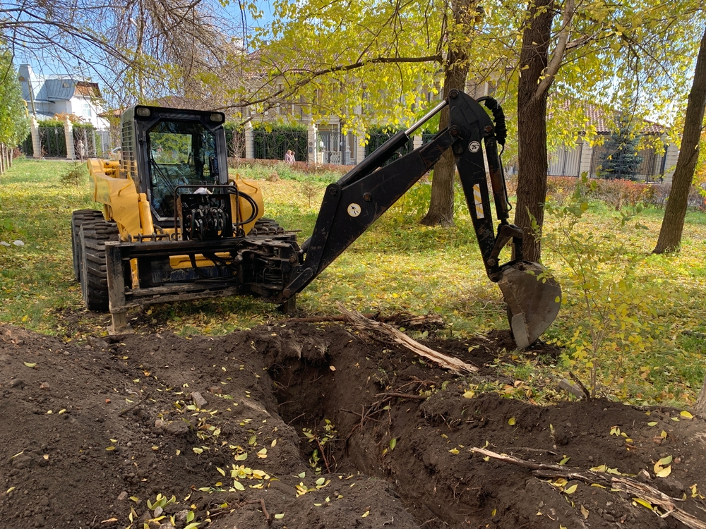 Small,Excavator,Dug,A,Trench,In,The,Ground,In,Autumn